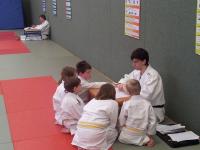 Prüflinge nach ihrer Prüfung im Gespräch mit dem Prüfer Nico