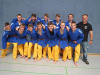 Männermannschaft beim letzten Kampftag der Landesliga in Rodewisch (28.06.15)
v.l.n.r. (hinten): Julius Enge; Felix Bahrmann; Lares Mühlhause; Caleb Mühlhause; Christian Schöne; Trainer Mathias Conrad
vl.n.r. (vordere Reihe): Tobias Sieber; Georg Ernst; Johann Lache; Franz Enge; Toni Münch; Jonas Brückner; Jakob Ernst