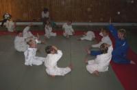 Die Krümel üben das Fallen